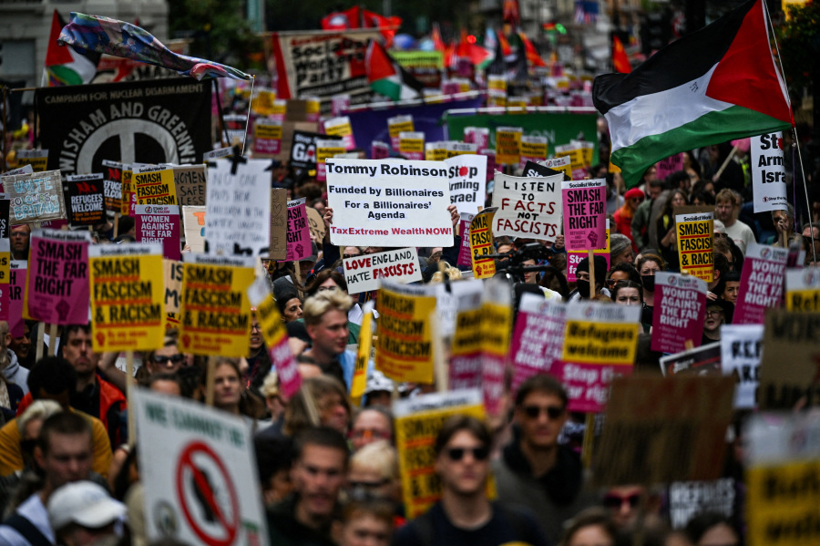 Scuffles with police as 100,000 anti-immigration protesters march in London