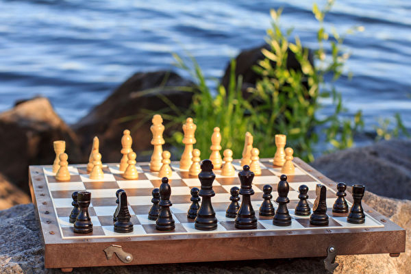 The "First Case of Corruption in Xiangqi" vs. "Comprehensive Victory in Poverty Alleviation"