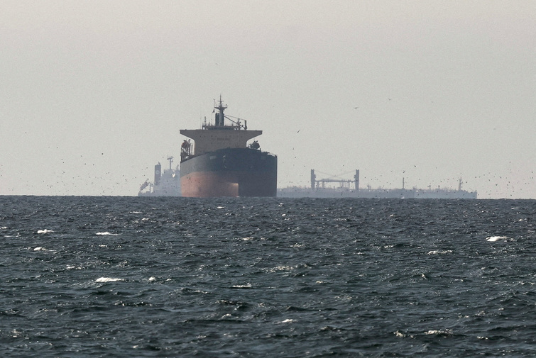 Oil tankers  starting to dribble through  Strait of Hormuz, says White House