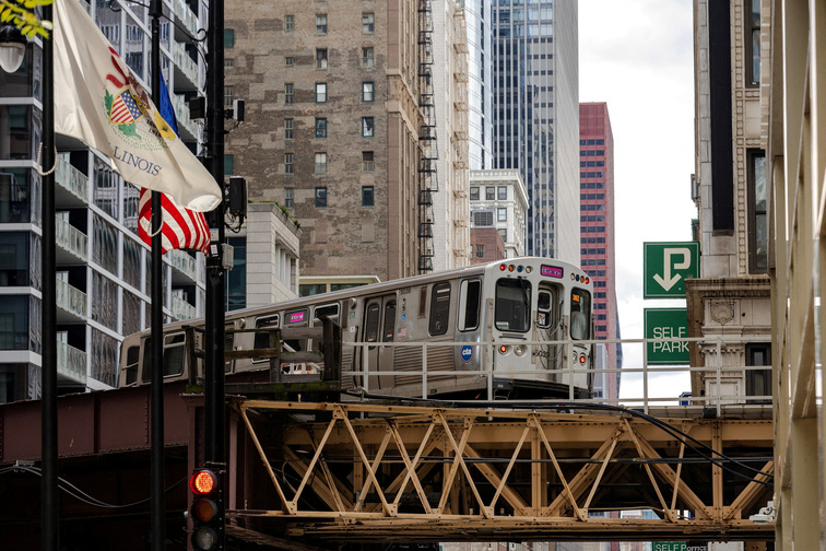 Judge orders Trump administration to temporarily unfreeze Chicago transit funding