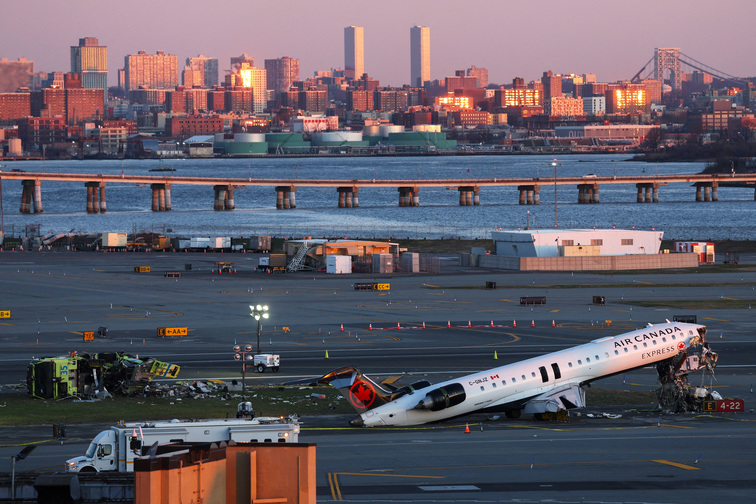 Runway reopens at New York s LaGuardia after fatal collision