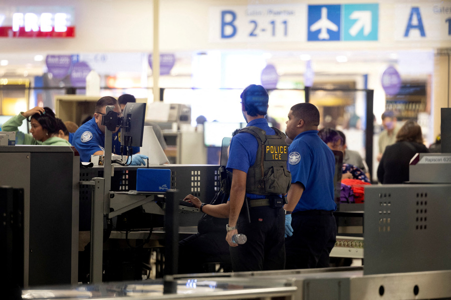Trump proposes to begin privatizing US airport security operations