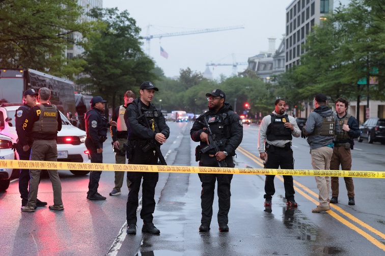 Suspect  down  after shooting at officers near White House, official says