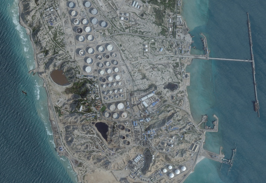 US authorizes Iranian oil sales amid talks on final peace deal