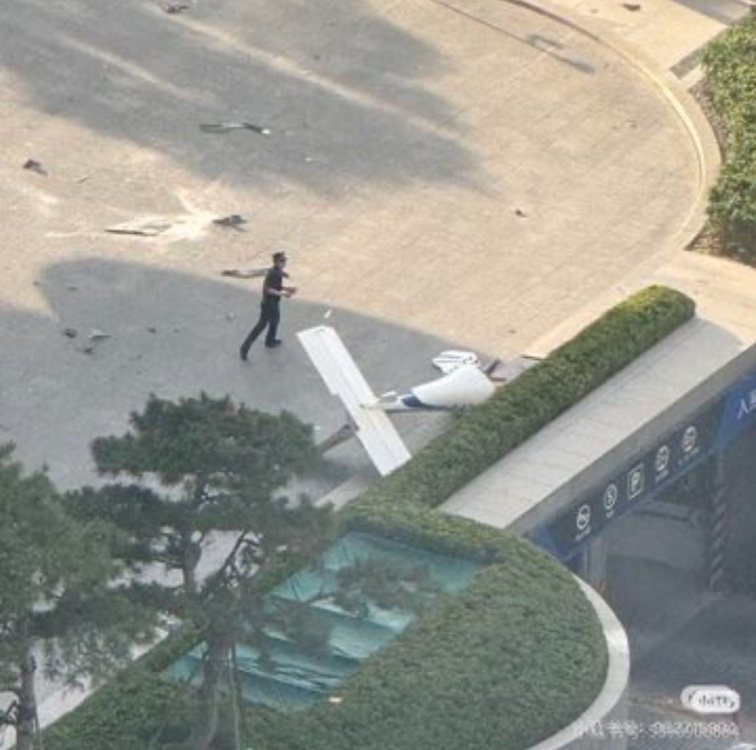 A Small Plane Crashes Into Beijing s Tallest Building, Prompting Netizens to Comment: Cai Qi is in Trouble!