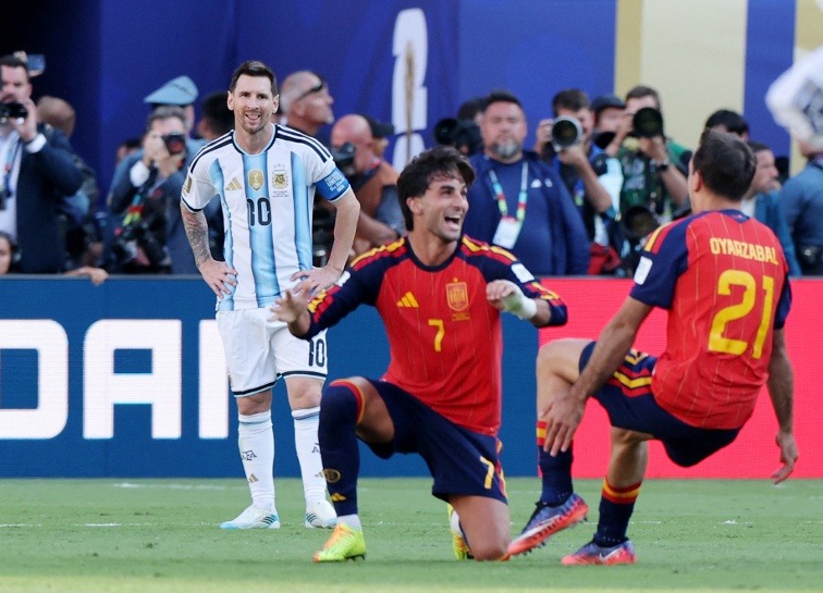 Spain battle past 10-man Argentina 1-0 in extra time to win World&nbsp;Cup