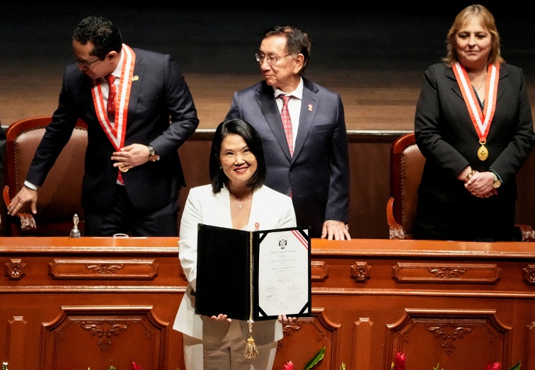 Peru s Fujimori takes power, extending Latin America s rightward tilt