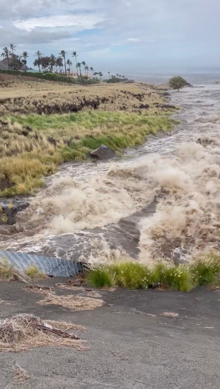 More than 180,000 without power in Hawaii, 100 homes damaged as Lala weakens to tropical storm