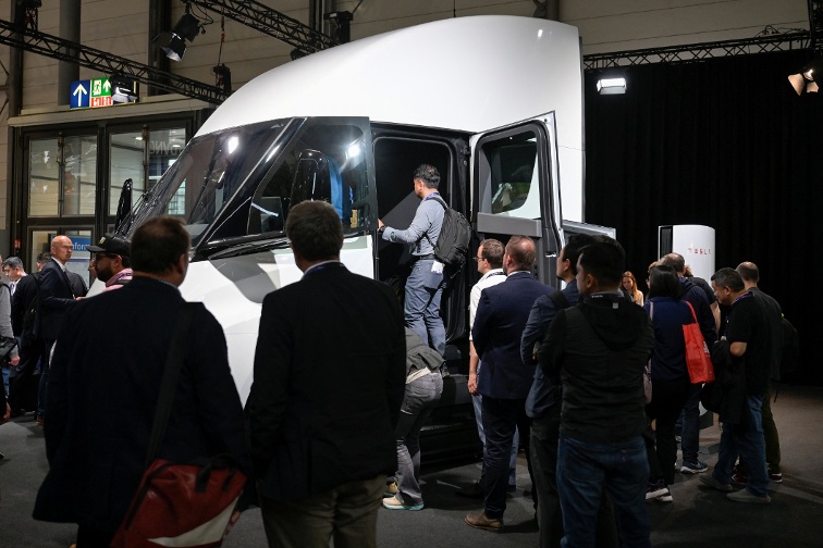 Einride forecasts faster growth, adds 500 Tesla Semi trucks to fleet