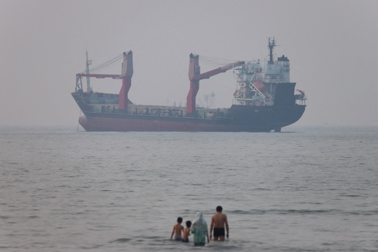 US vows  economic D-Day  as Iran threatens to halt all oil exports