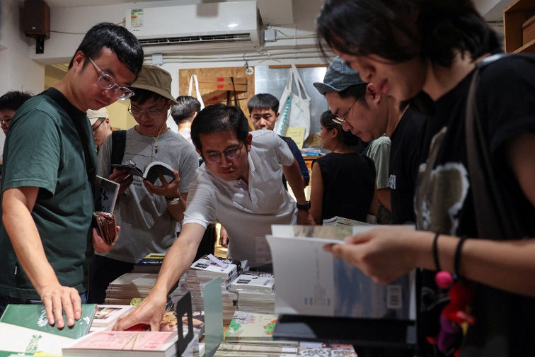 Crowds flock to independent Hong Kong bookstore before shutters close