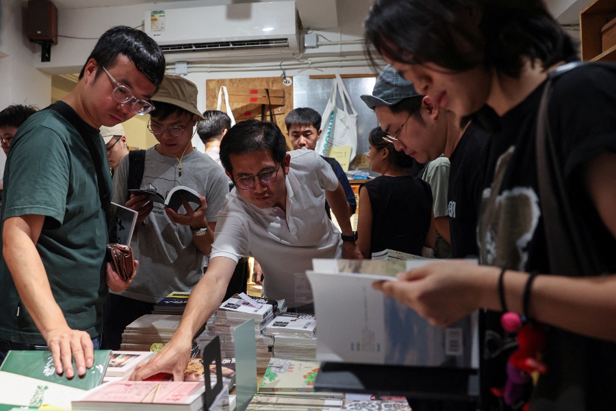 Crowds flock to independent Hong Kong bookstore before shutters close