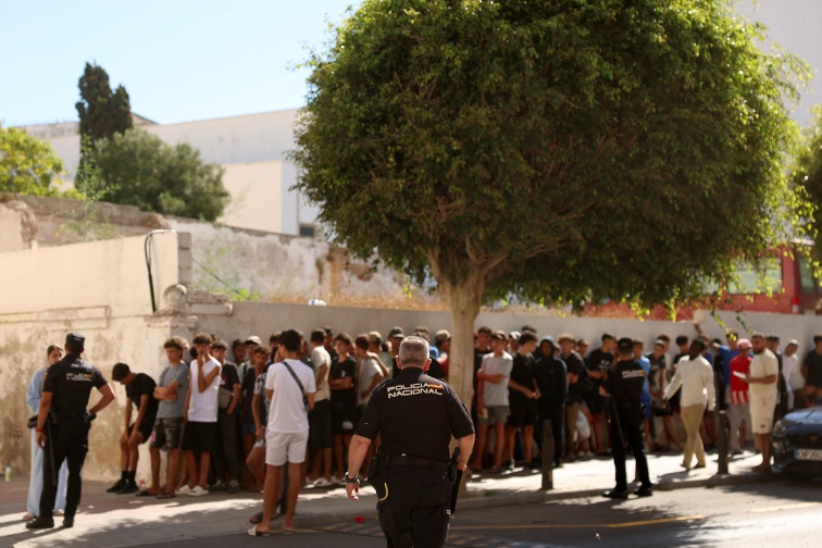 Spain to establish border controls on travellers from Italy amid migration dispute