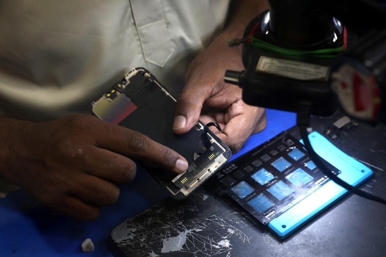 Indian consumer regulator escalates probe into Apple s software warranty terms